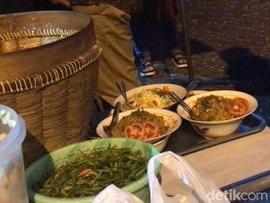 Pelanggan Warung Bakmi Jawa Pak Pele Jogja, Pejabat hingga Pemain Bola Pelanggan Warung Bakmi Jawa Pak Pele Jogja, Pejabat hingga Pemain Bola