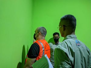 Bule Inggris Bakar Gerbang Vila Saat Mabuk di Gili Air Bule Inggris Bakar Gerbang Vila Saat Mabuk di Gili Air
