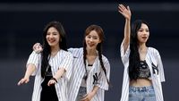 Foto-foto aespa Lakukan First Pitch di Pertandingan Bisbol