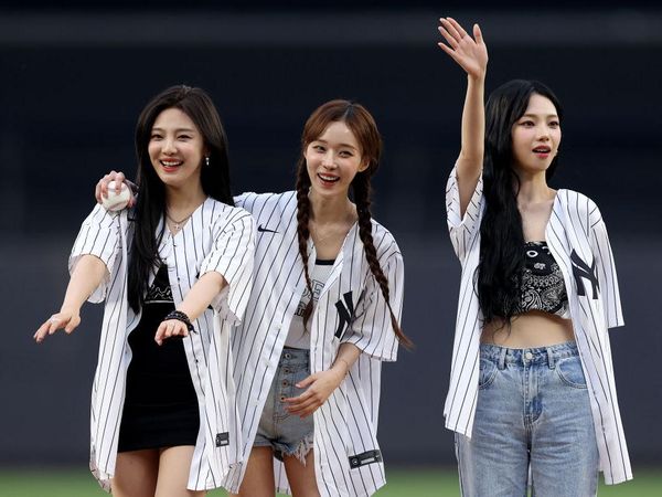 Foto-foto aespa Lakukan First Pitch di Pertandingan Bisbol
