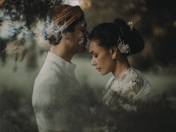 Adinia Wirasti Menikah dengan Aktor Aussie, Jadi Pengantin Jawa