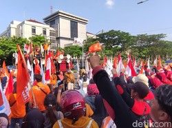 Demo Partai Buruh di Depan Kantor Ganjar, Jalan Pahlawan Contraflow