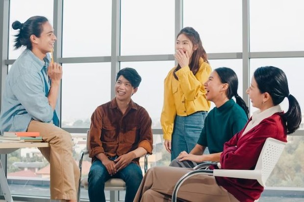 Aktif dalam kegiatan/ foto: Freepik/ tirachardz Beberapa orang sedang berkumpul bersama