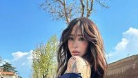 8 Foto Alex Mucci, Model Kontroversial yang Topless di Tempat Bersejarah