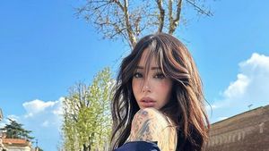 8 Foto Alex Mucci, Model Kontroversial yang Topless di Tempat Bersejarah
