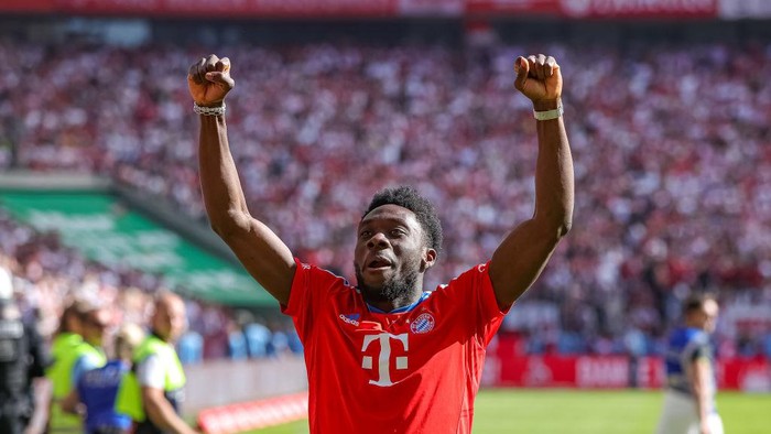 COLOGNE, GERMANY - MAY 27: Alphonso Davies of Bayern Muenchen gestures after the Bundesliga match between 1. FC Köln and FC Bayern München at RheinEnergieStadion on May 27, 2023 in Cologne, Germany. (Photo by Stefan Brauer/DeFodi Images via Getty Images)