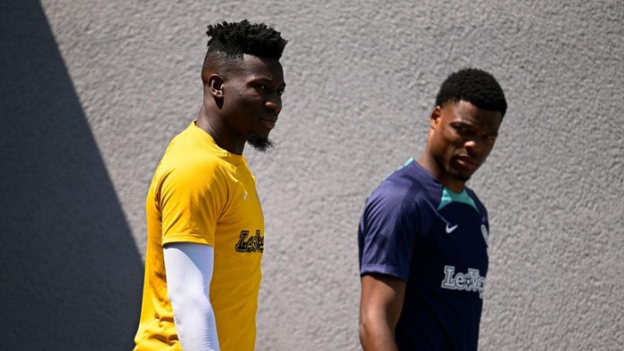 COMO, ITALY - JUNE 08: André Onana of FC Internazionale, Denzel Dumfries of FC Internazionale looks on during the FC Internazionale training session at the clubs training ground Suning Training Center at Appiano Gentile on June 08, 2023 in Como, Italy. (Photo by Mattia Ozbot - Inter/Inter via Getty Images)