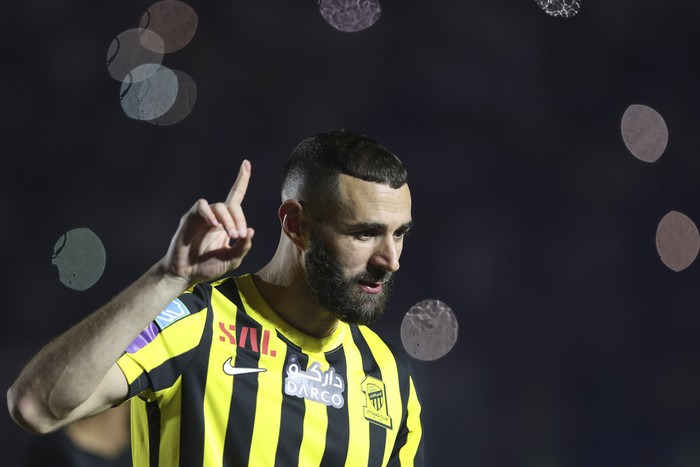 Benzema Disambut Meriah Saat Diperkenalkan Al Ittihad Saudi soccer team Al Ittihad player Karim Benzema greets Saudi fans during his presentation ceremony at King Abdullah Sports City Stadium in Jeddah, Saudi Arabia, Thursday, June 8, 2023. Benzema, who left Real Madrid after 14 years and 648 games, is set to play against his former Madrid teammate Cristiano Ronaldo, who joined Al-Nassr in January. (AP Photo)
