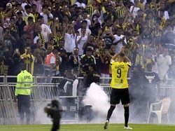 Selain itu ia juga menyempatkan diri untuk menyapa langsung para penggemar yang hadir di stadion. AP/STR