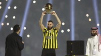 Benzema tak lupa membawa trofi Ballon dOr yang ia menangkan tahun lalu. AP/STR  
