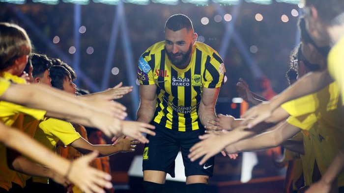 JEDDAH, SAUDI ARABIA - JUNE 08: Karim Benzema interacts with mascots as they are presented to the crowd during the Karim Benzema Official Reception event at King Abdullah Sports City on June 08, 2023 in Jeddah, Saudi Arabia. (Photo by Yasser Bakhsh/Getty Images)