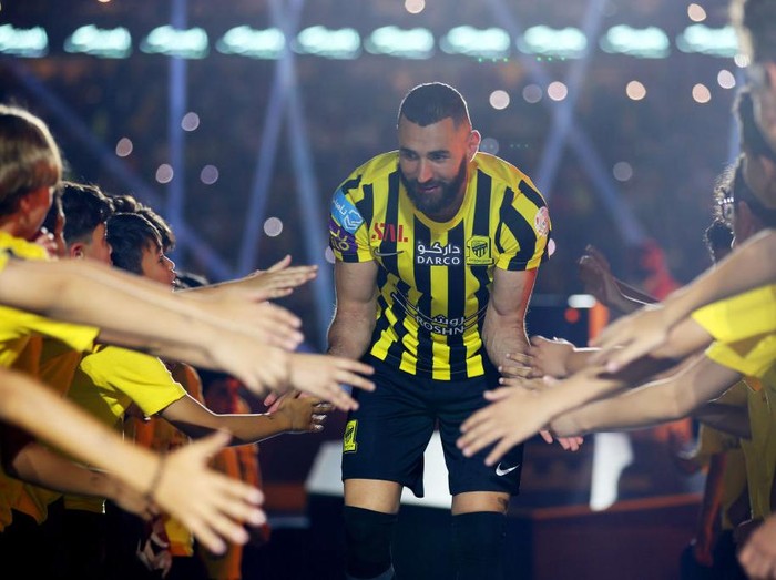 JEDDAH, SAUDI ARABIA - JUNE 08: Karim Benzema interacts with mascots as they are presented to the crowd during the Karim Benzema Official Reception event at King Abdullah Sports City on June 08, 2023 in Jeddah, Saudi Arabia. (Photo by Yasser Bakhsh/Getty Images)