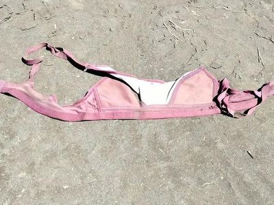 Kutang-Botol Miras di Rumput-Semak Gunung Bromo