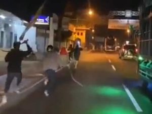 Bikin Resah! Geng Motor Kejar Warga Pakai Celurit di Losari