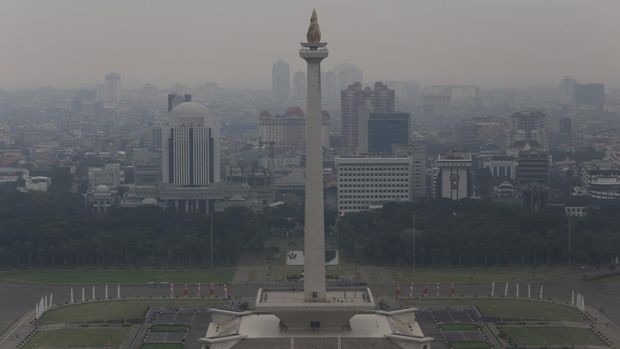 Suasana gedung bertingkat yang terlihat samar karena polusi udara di Jakarta, Selasa (6/6/2023). Berdasarkan situs IQAir, kualitas udara di Jakarta pada Selasa (6/6/2023) pukul 16.52 WIB berada di angka 151 atau menempati posisi ketiga dengan kualitas udara terburuk di dunia. ANTARA FOTO/Fauzan/aww.