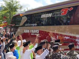 Keberangkatan 790 Jemaah Haji Asal Lumajang Diwarnai Isak Tangis Keberangkatan 790 Jemaah Haji Asal Lumajang Diwarnai Isak Tangis