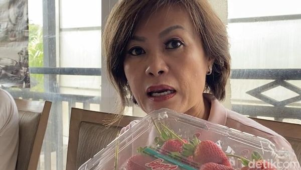 Ci Mehong Jualan Palugada, Cendol dan Stroberi Sultan Laris Manis