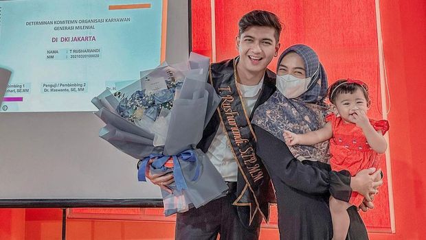 Ditemani Ria Ricis, Nama Asli Teuku Ryan Terungkap Saat Wisuda