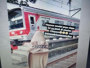 Viral Sandal Anker Lepas Usai Berebut Naik KRL, Dikaitkan Kisah Cinderella Viral Sandal Anker Lepas Usai Berebut Naik KRL, Dikaitkan Kisah Cinderella