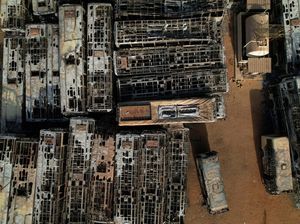 Foto Udara Kuburan Bus yang Dibakar Saat Rusuh di Senegal Foto Udara Kuburan Bus yang Dibakar Saat Rusuh di Senegal