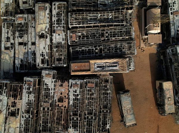 Foto Udara Kuburan Bus yang Dibakar Saat Rusuh di Senegal