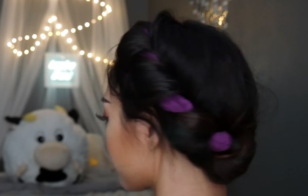 Headband hack untuk mendapatkan rambut wavy/Foto: YouTube/wanderlustinspace Headband hack untuk mendapatkan rambut wavy/Foto: YouTube/wanderlustinspace