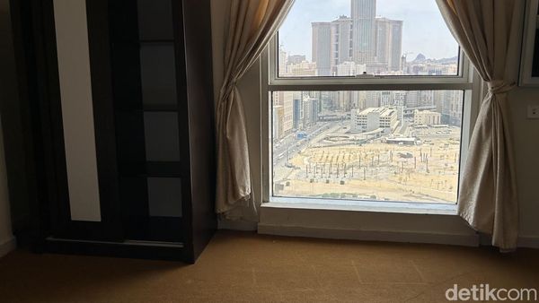 Ada Pemandangan Zamzam Tower dari Kamar Jemaah Haji di Makkah