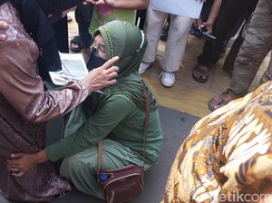 Ibunda Pembacok Pelajar di Bogor Bersimpuh Minta Maaf ke Keluarga Korban