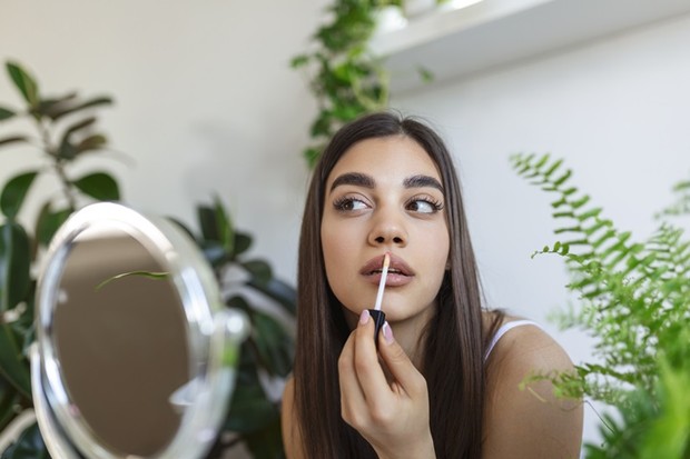Ilustrasi mencoba produk lipstik/Foto: freepik.com