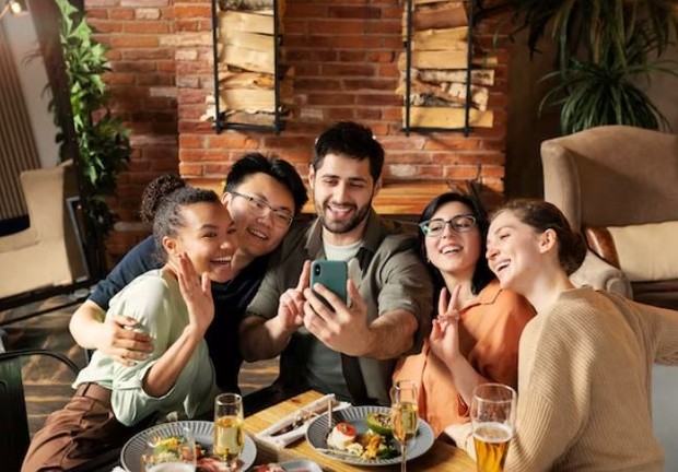 Jadilah diri sendiri/ foto: Freepik/ freepik Orang-orang sedang berkumpul bersama