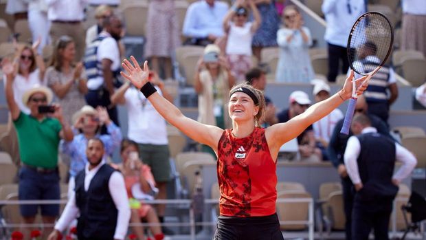 PARIS, FRANCE - JUNE 08: Karolina Muchova of Czech Republic  celebrates winning match point against Aryna Sabalenka during the Women's Singles Semi Final match on Day Twelve of the 2023 French Open of the 2023 French Open at Roland Garros on June 08, 2023 in Paris, France. (Photo by Quality Sport Images/Getty Images)