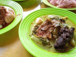 Ketupat Sayur Padang di Tebet Eco Park yang Jadi Menu Sarapan Favorit