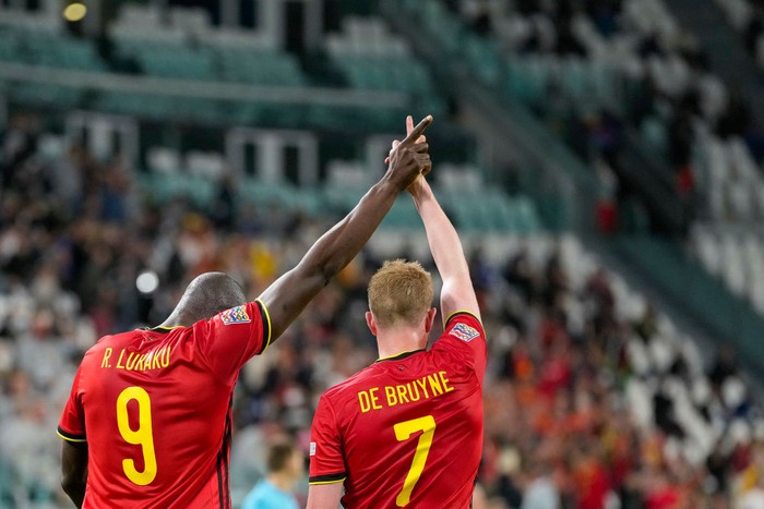 TURIN, ITALY - OCTOBER 07: (BILD OUT) Romelu Lukaku of Belgium celebrates after scoring his teams second goal with Kevin De Bruyne of Belgium during the UEFA Nations League Semi-Final match between the Belgium and France at Juventus Stadium on October 7, 2021 in Turin, Italy. (Photo by Alex Gottschalk/DeFodi Images via Getty Images)