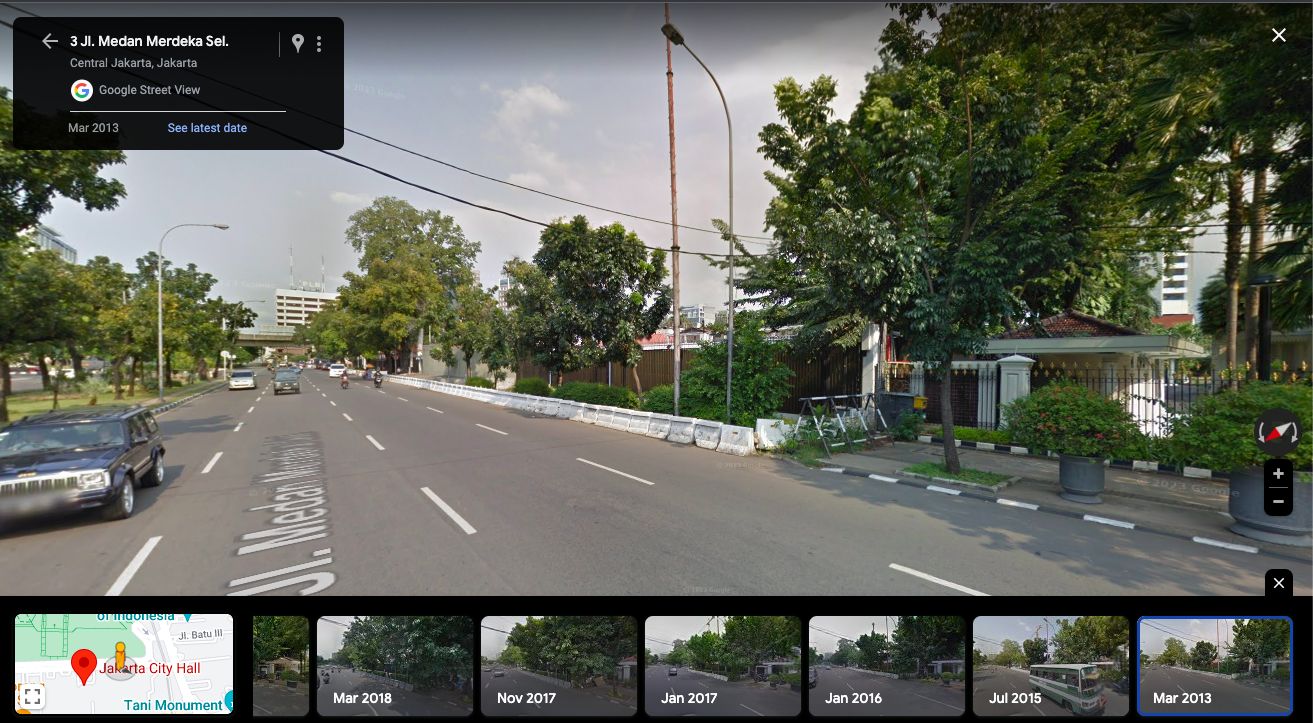 Kondisi trotoar depan Kedubes AS, Maret 2013. (Sumber: Google Street View)