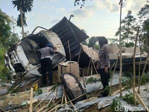 Truk Tabrak Mobil-Motor di Sawangan Magelang, 1 Orang Tewas
