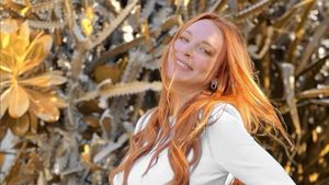 8 Potret Lindsay Lohan Pamer Baby Bump, Wajah Glowing Bikin Salfok