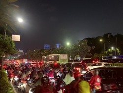 Macet di Jalan Gatsu Arah Cawang, Pemotor Matikan Mesin dan Menepi