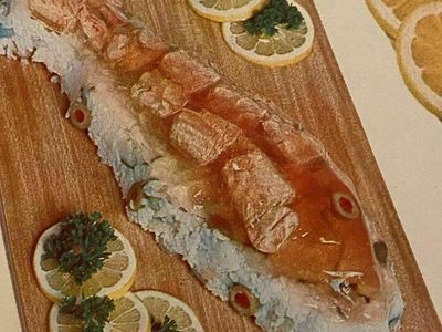10 Tampilan Makanan Jadul yang Bentuknya Aneh dan Menjijikkan