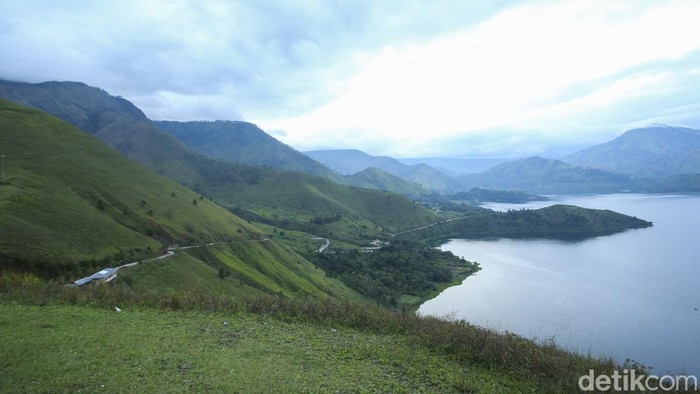 Bukit Holbung menawarkan pemandangan yang menakjubkan dari atas. Pemandangannya langsung berhadapan dengan Danau Toba yang terhampar luas di bawahnya.
