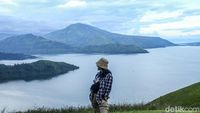 Menikmati Keindahan Danau Toba Dari Bukit Holbung