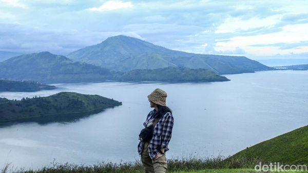 Menikmati Keindahan Danau Toba Dari Bukit Holbung