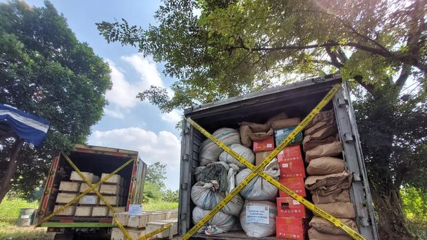 Menteri Perdagangan Zulkifli Hasan memusnahkan obat-tembaga ilegal dari Thailand dan China