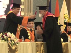 Momen Haru Mahasiswa IBI K57, Tetap Hadir Wisuda di Hari Sang Ayah Wafat