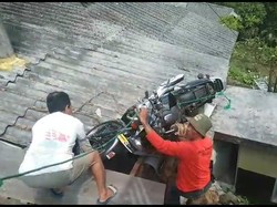 Suzuki Thunder Nangkring di Atap Rumah Warga Mojokerto, Kok Bisa?