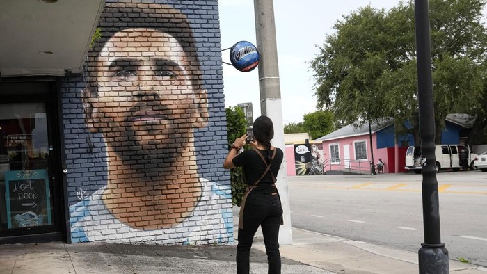 Mural Messi Mejeng di Restoran AS Usai Resmi Gabung Inter Miami Jessica Ospina takes a photograph of a mural of Lionel Messi outside of the Fiorito restaurant, Wednesday, June 7, 2023, in Miami. The Argentine soccer star announced Wednesday he is joining the Inter Miami Major League Soccer team. (AP Photo/Lynne Sladky)