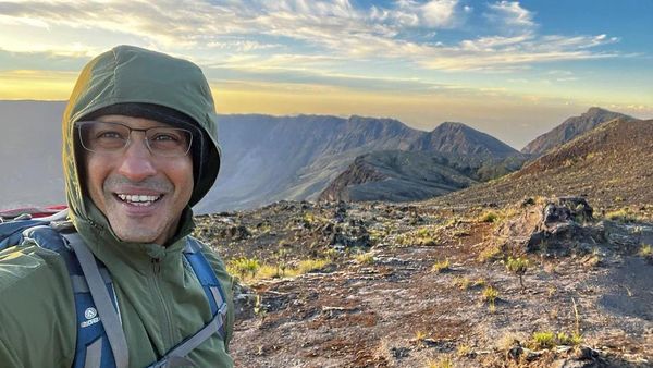 Senyum Semringah Menteri Nadiem Makarim di Puncak Gunung Tambora