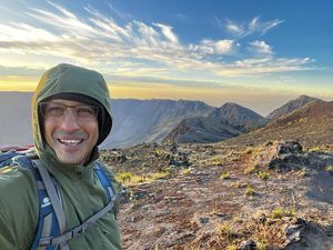 Senyum Semringah Menteri Nadiem Makarim di Puncak Gunung Tambora Senyum Semringah Menteri Nadiem Makarim di Puncak Gunung Tambora