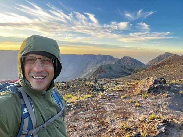 Senyum Semringah Menteri Nadiem Makarim di Puncak Gunung Tambora