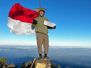 Menteri Nadiem Makarim Naik Gunung Tambora Nih, Senggol Dong! Menteri Nadiem Makarim Naik Gunung Tambora Nih, Senggol Dong!