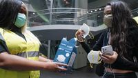 New York Bagikan Masker N95 Imbas Kabut Asap